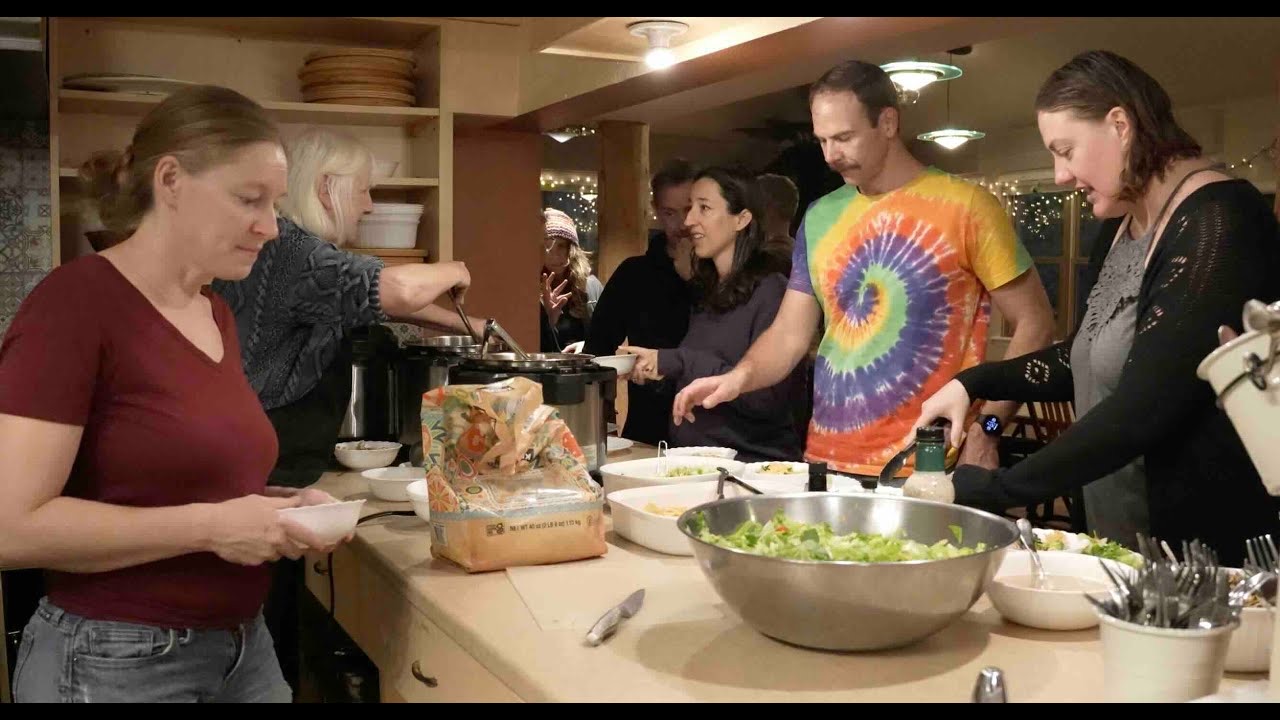 Hàng cây mùa thu và những hiên nhà tại Cộng đồng Nyland Cohousing, ngoại ô Boulder, Colorado.